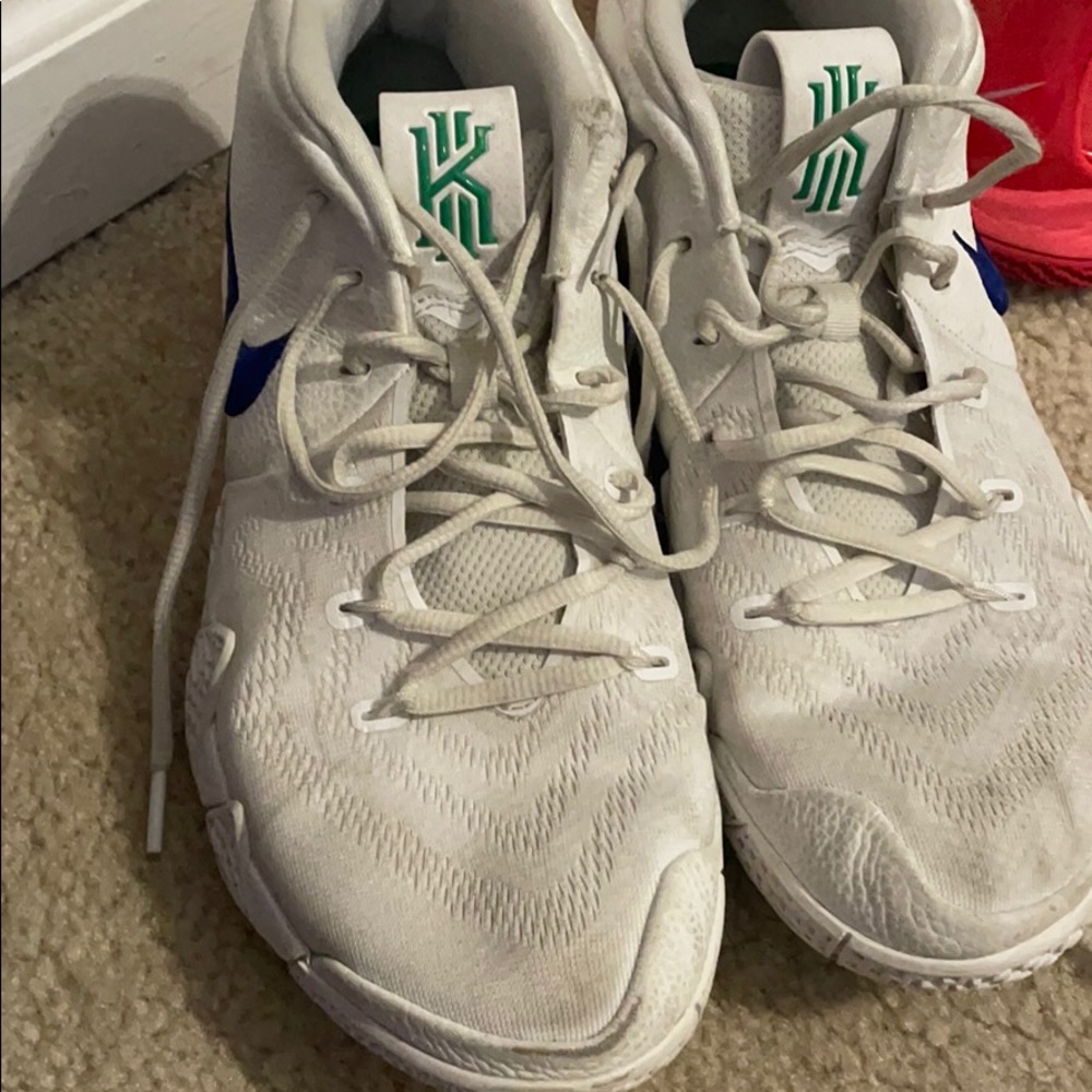 Kyrie 3s